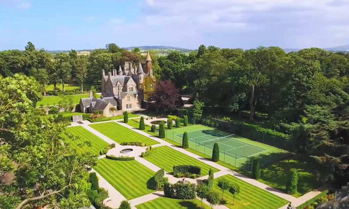An aerial photo of Carlowrie Castle surrounded by greenery.
