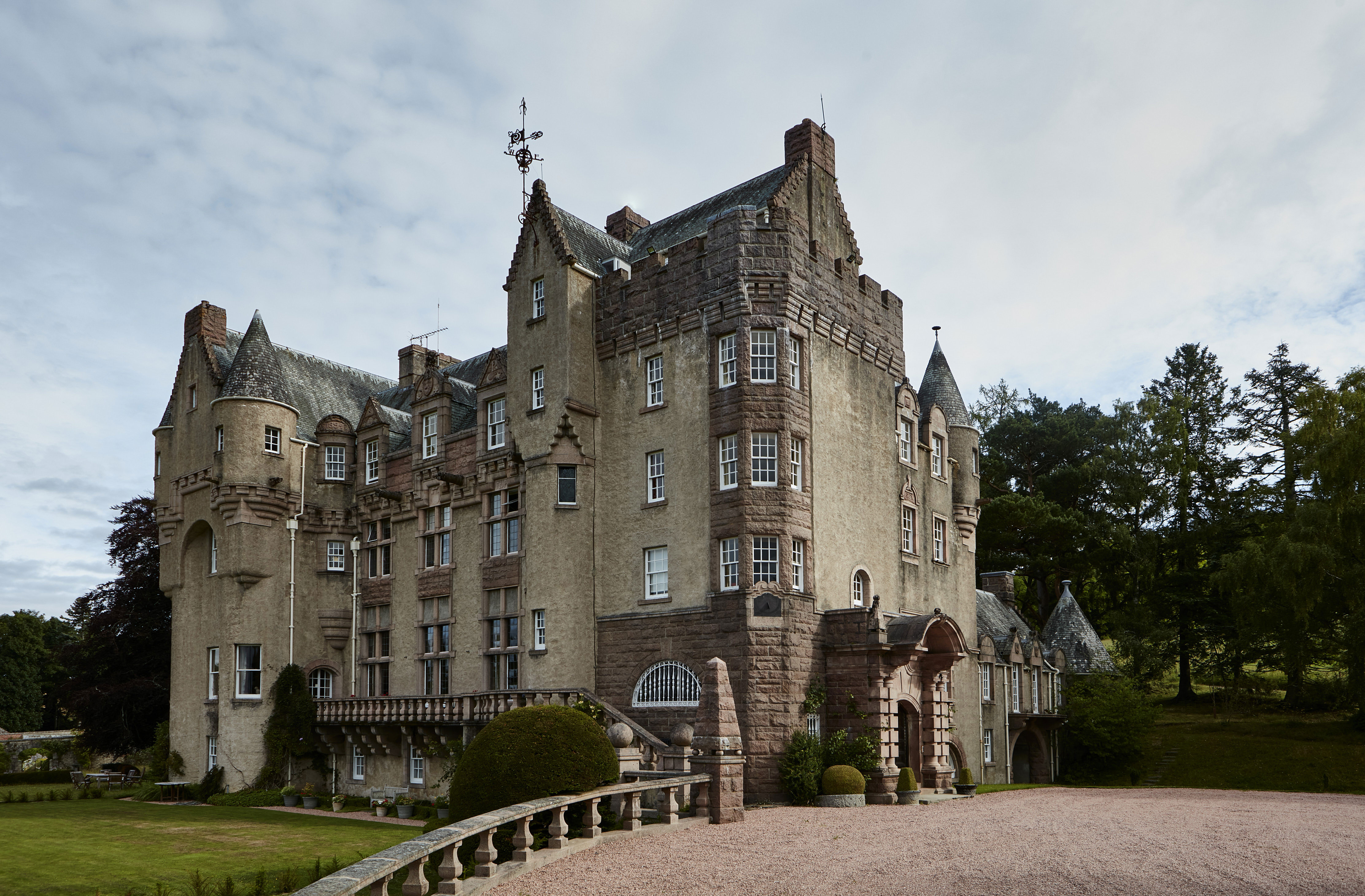 Rent a Castle for New Year 2026 nearest to the Scottish Highlands